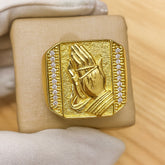 ANEL PERSONALIZADO MÃO ORANDO CRAVEJADO.