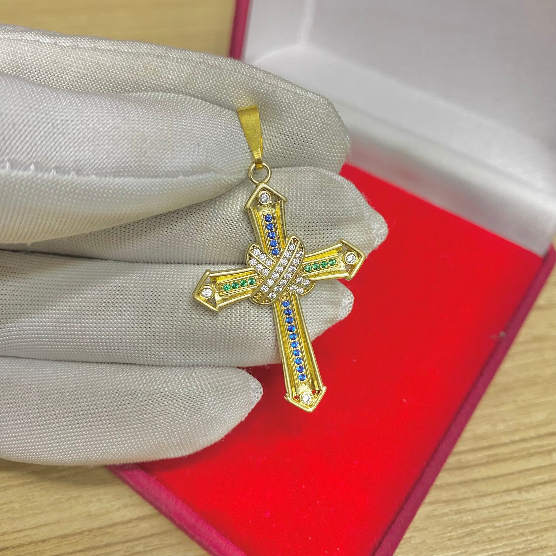 PINGENTE CRUCIFIXO CRAVEJADO