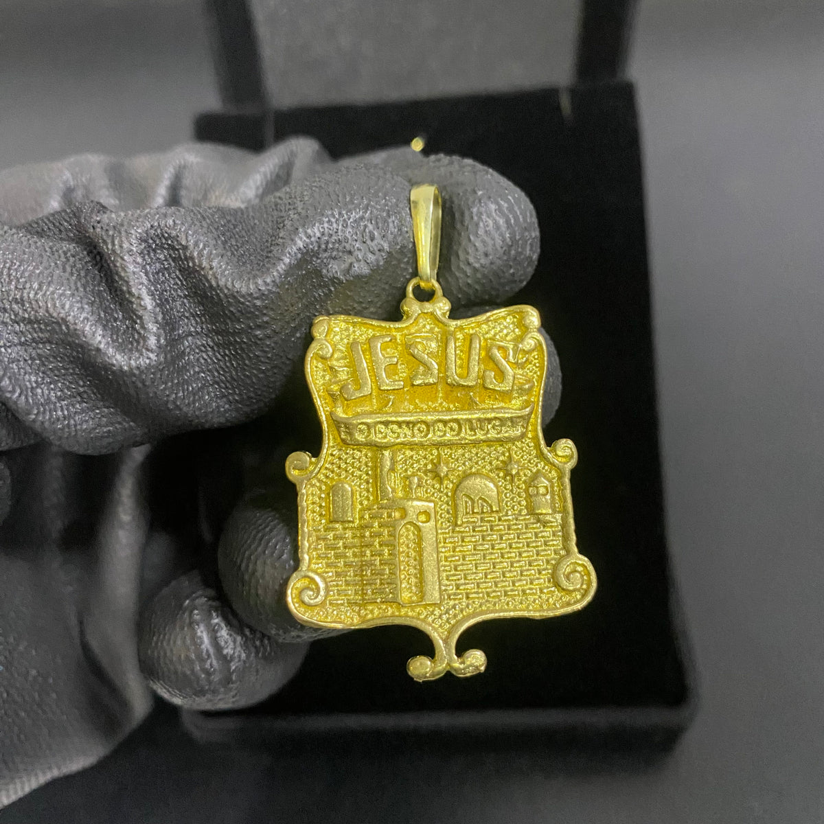 PINGENTE PERGAMINHO JESUS É O DONO DO LUGAR