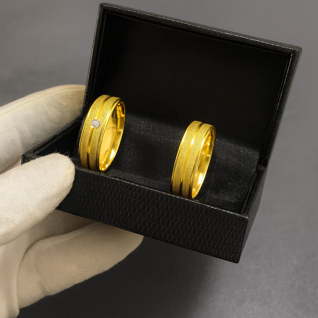 PAR DE ALIANÇAS MOD CHANFRADA BORDADA C/PEDRAS ZIRCÔNIAS 6MM