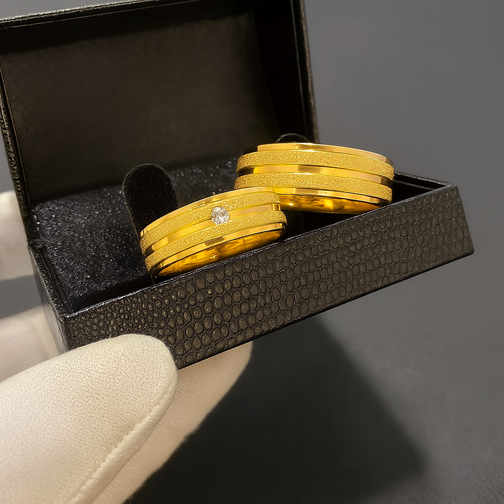 PAR DE ALIANÇAS MOD CHANFRADA BORDADA C/PEDRAS ZIRCÔNIAS 6MM