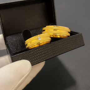PAR DE ALIANÇAS MOD CHANFRADA BORDADA C/PEDRAS ZIRCÔNIAS 6MM