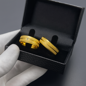 PAR DE ALIANÇAS MOD CHANFRADA BORDADA C/PEDRAS ZIRCÔNIAS 6MM