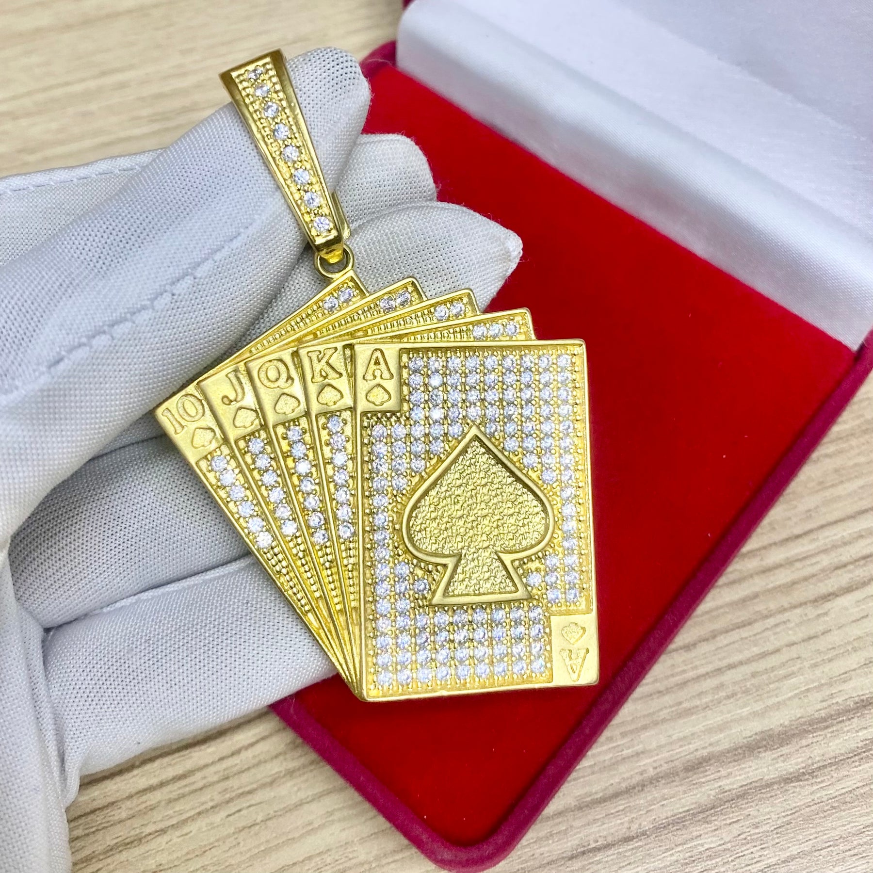 PINGENTE BARALHO CRAVEJADO G