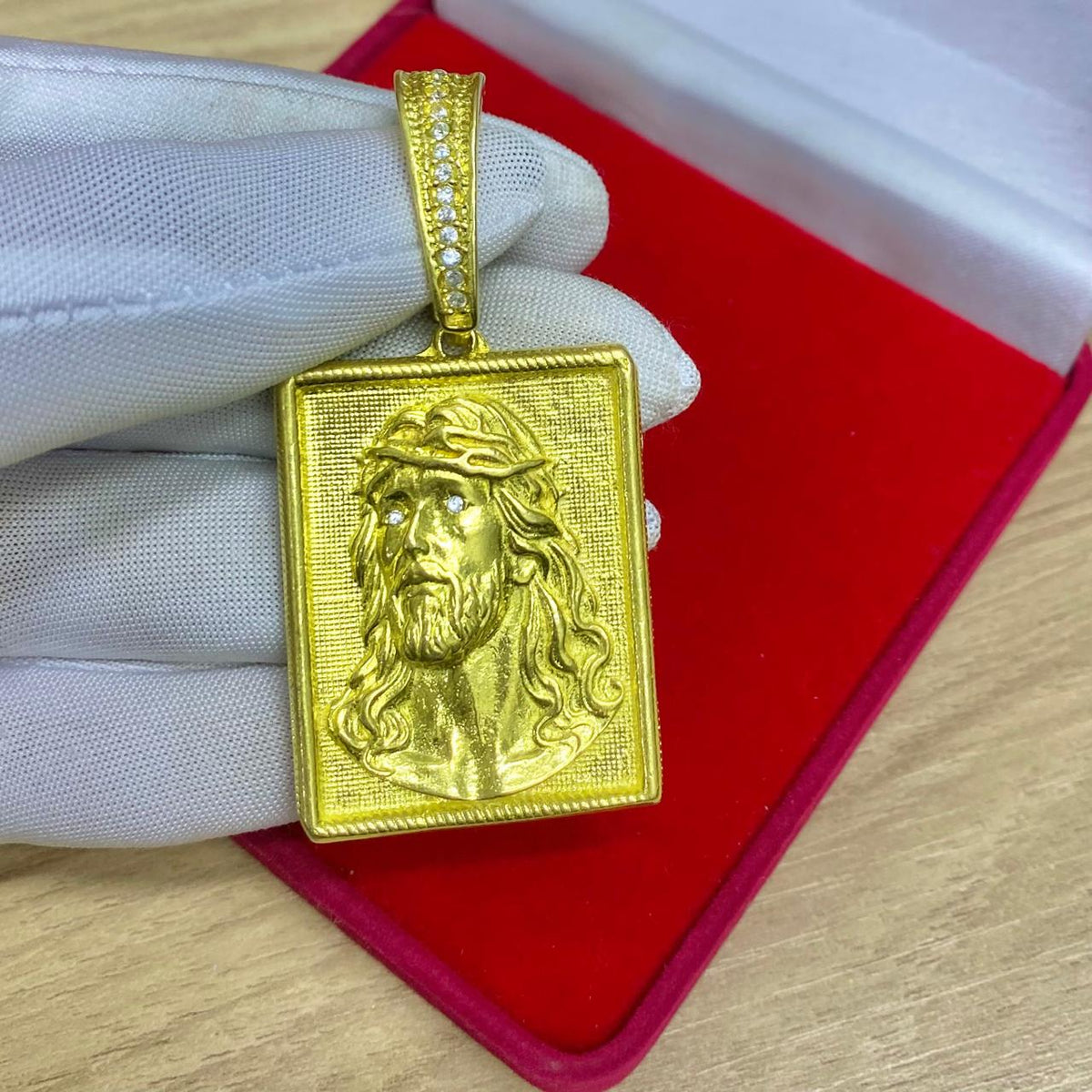 PINGENTE PLACA ROSTO DE JESUS CRAVEJADO