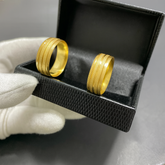 PAR DE ALIANÇAS MOD 03 FRISOS BORDADA