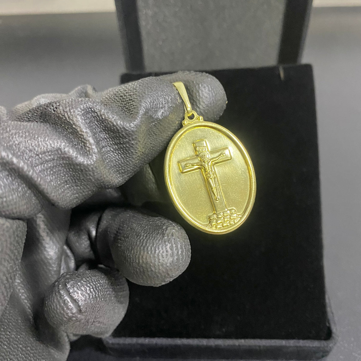 PINGENTE PLACA OVAL CRUSCIFIXO