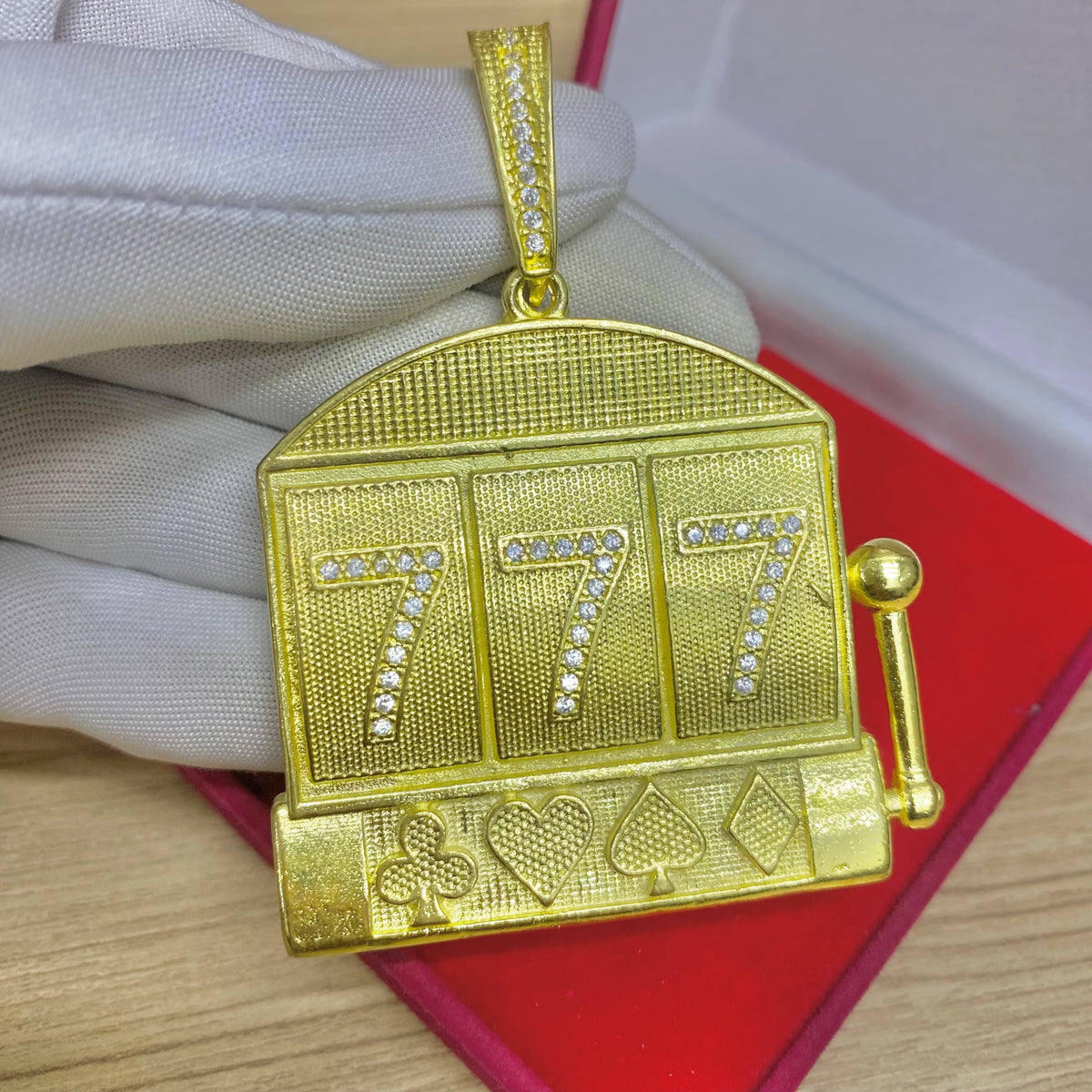 PINGENTE 777 ROLETA CRAVEJADO