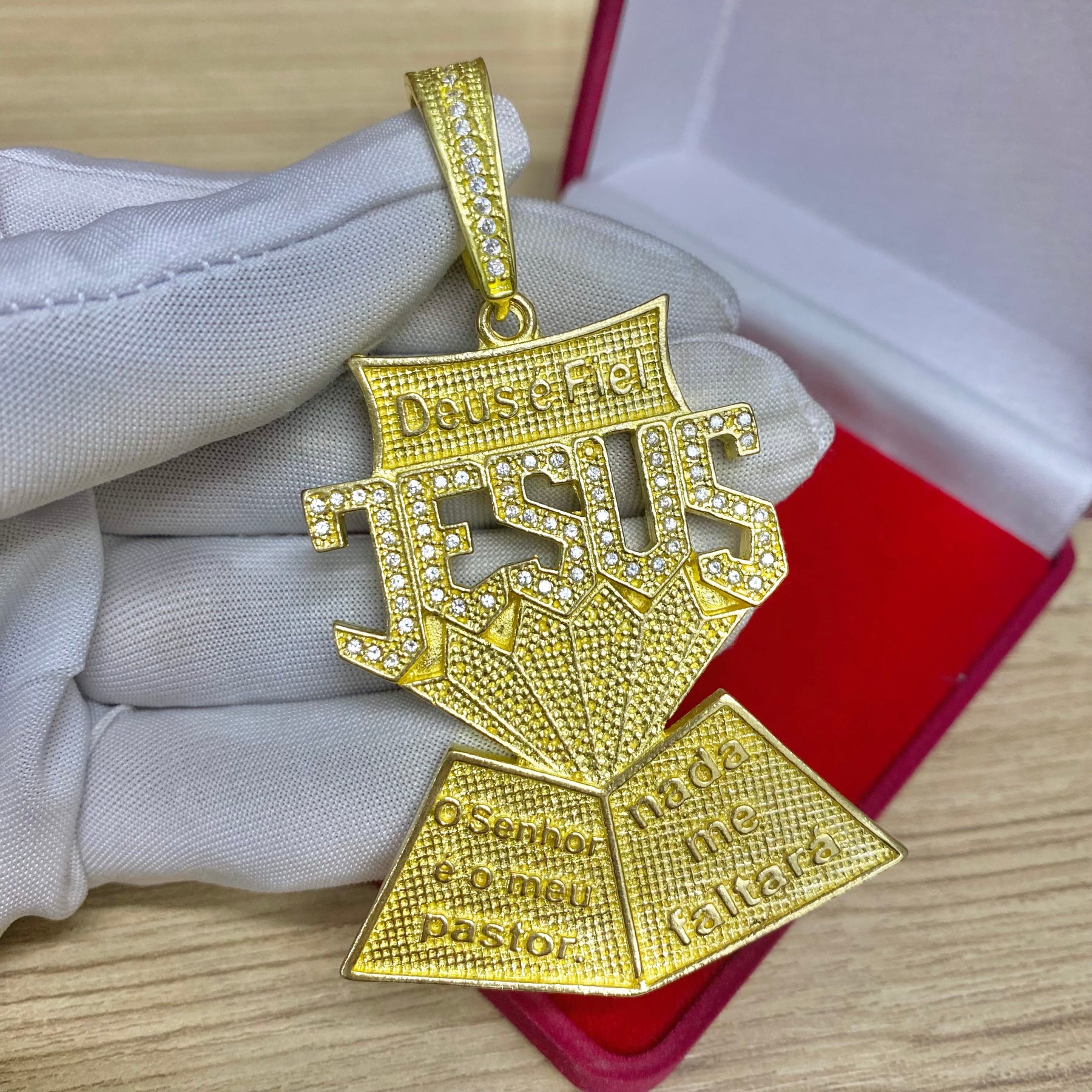 PINGENTE JESUS DEUS É FIEL CRAVEJADO