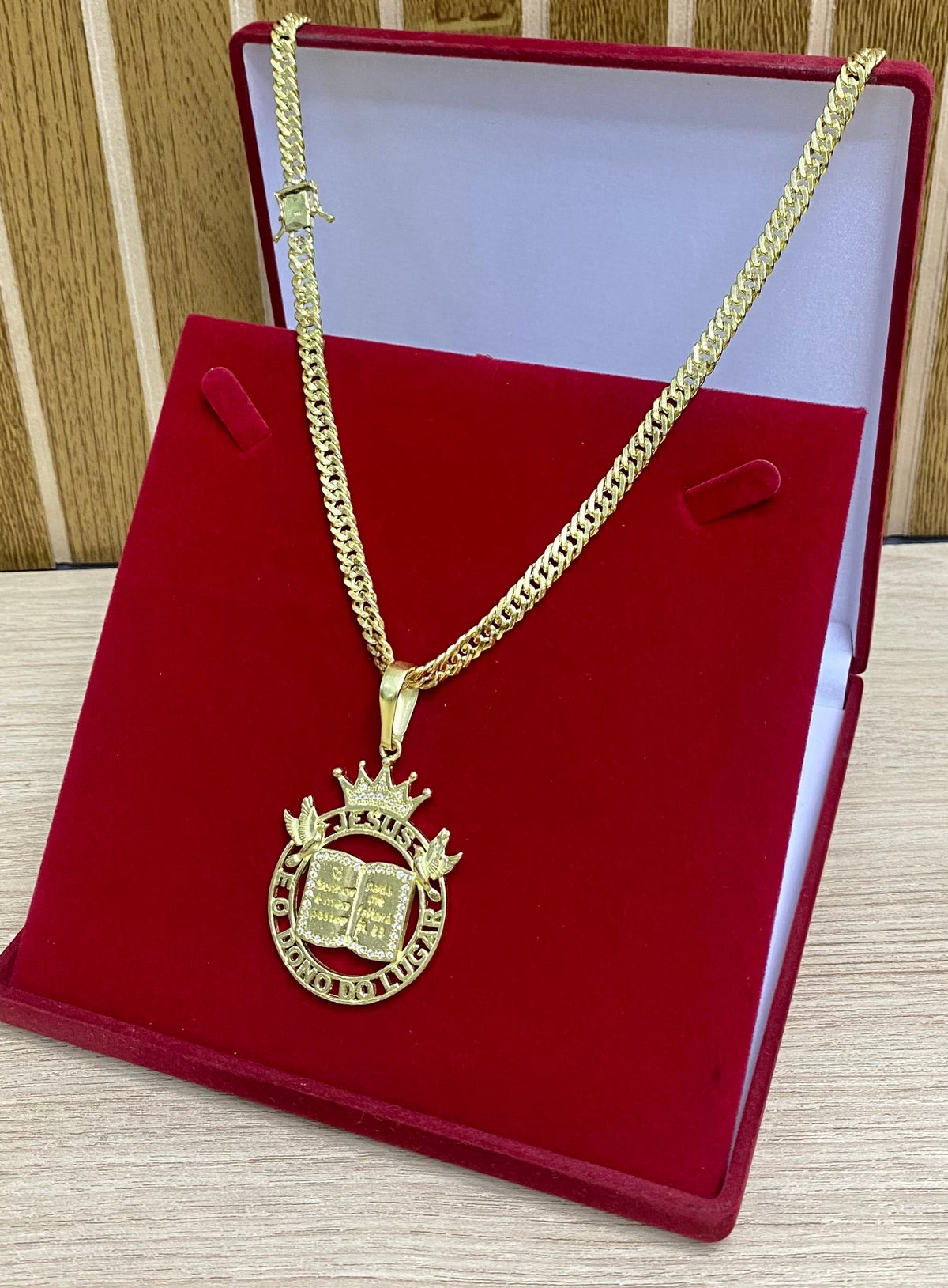 CORRENTE ELO GRUMET 6MM + PINGENTE BIBLIA JESUS É O DONO DO LUGAR