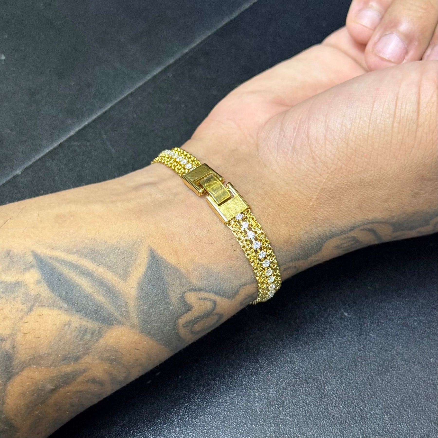 PULSEIRA BRACELETE CADEADO DUPLO CRAVEJADO C/ BANHO DE OURO 18K