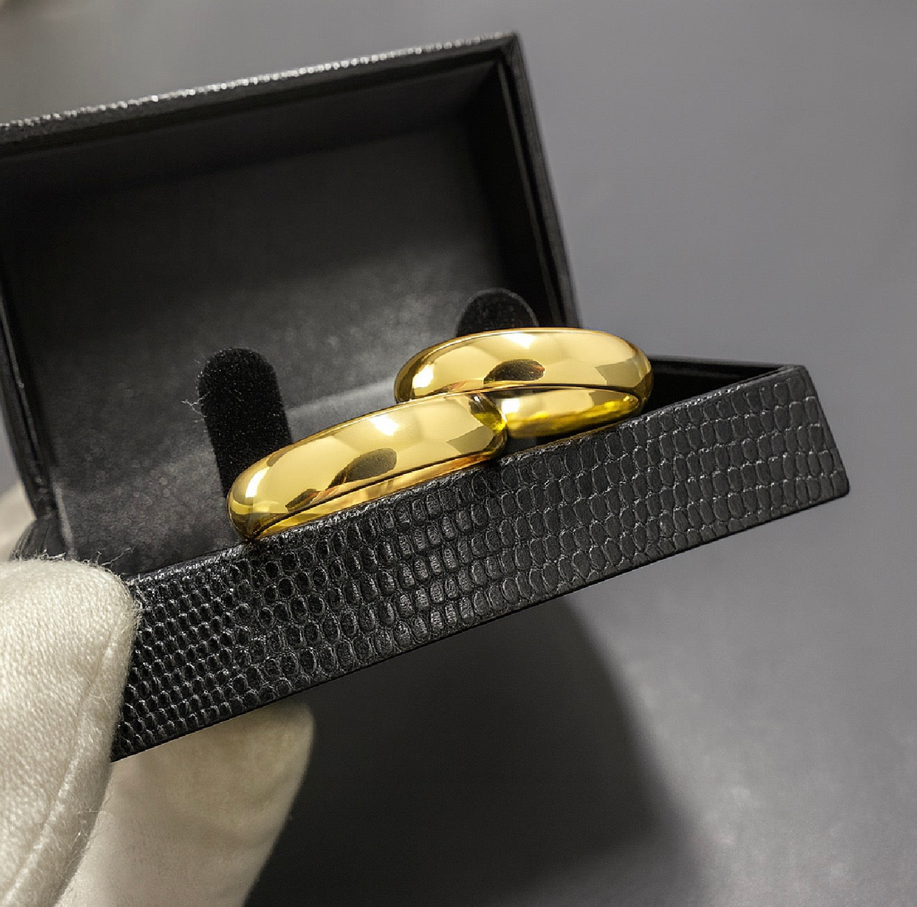 PAR DE ALIANÇAS MOD BOLEADO 4MM