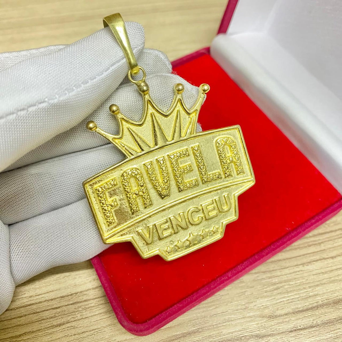 PINGENTE FAVELA VENCEU COROA