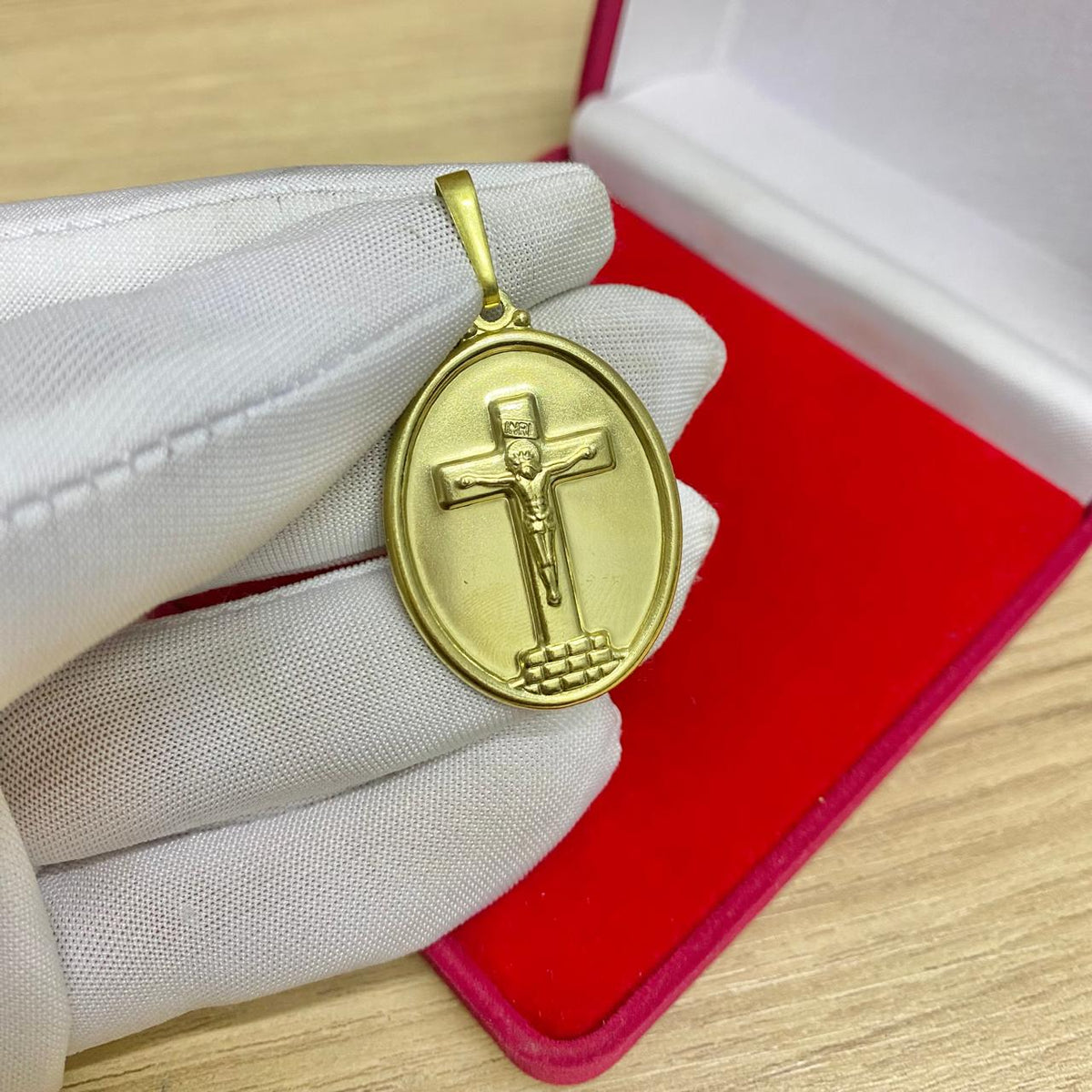 PINGENTE JESUS NA CRUZ OVAL CHAPA