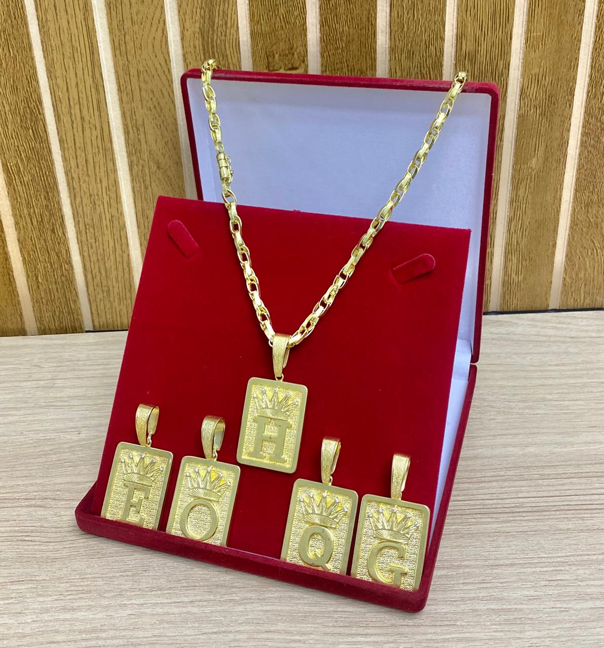 CORRENTE ELO TRANÇADO 7MM + PINGENTE LETRA COROA CRAV