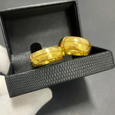 PAR DE ALIANÇAS MOD BOLEADO FRISO CENTRAL 8MM