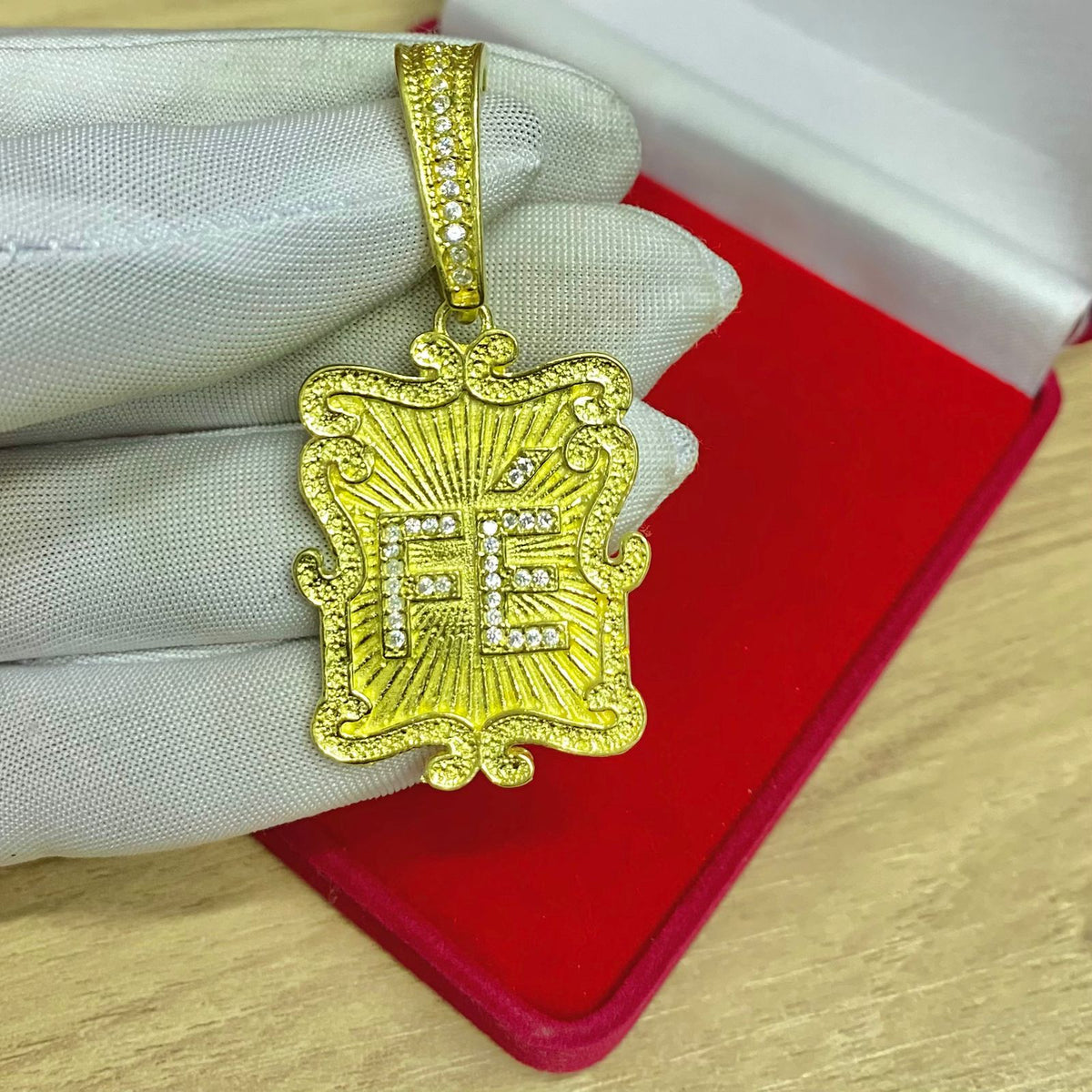 PINGENTE FÉ CRAVEJADO